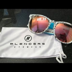 Blenders Woman’s Sunglasses